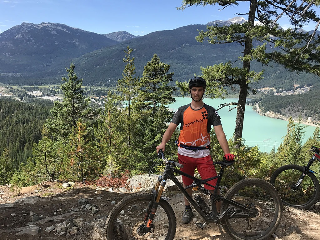 ciclista con bici en ruta montaña canada