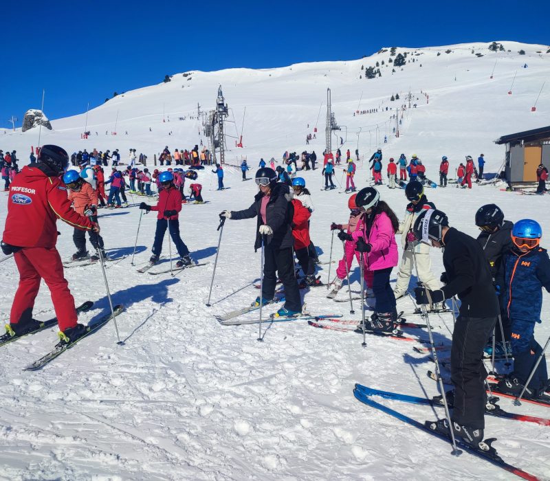 alumnos esquiando en la nieve de viaje